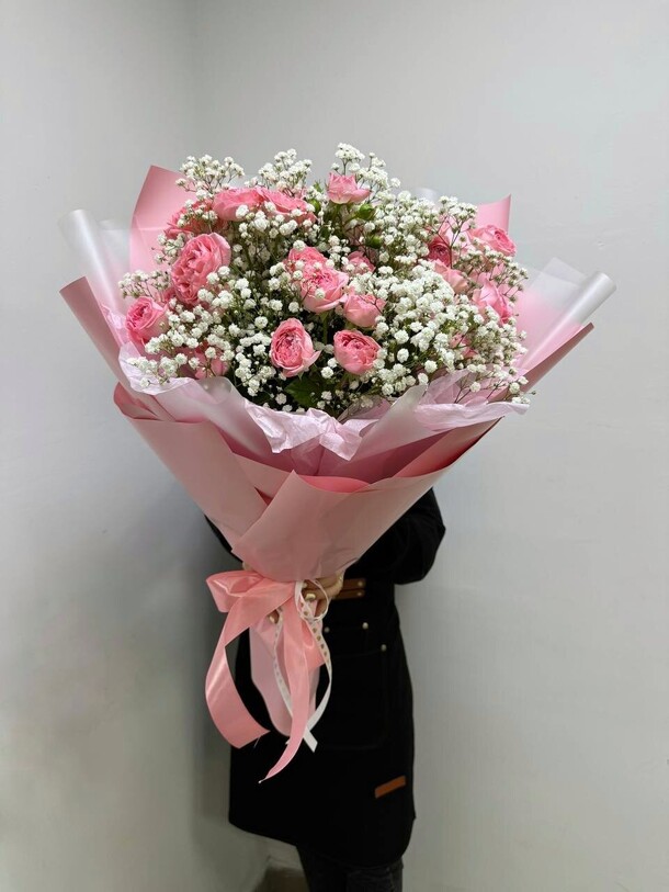 Букет из гипсофилы и кустовой розы ( l), артикул F1273456 - 10307 рублей, доставка по городу. Flawery - доставка цветов