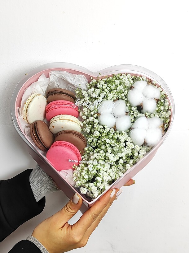 Сердце м из гипсофилы и макарунсов, артикул F1336799 - 3900 рублей, доставка по городу. Flawery - доставка цветов