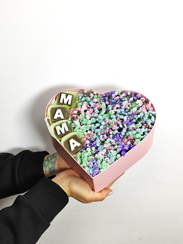 Сердце s "мама" из гипсофилы, артикул F1336800 - 3300 рублей, доставка по городу. Flawery - доставка цветов