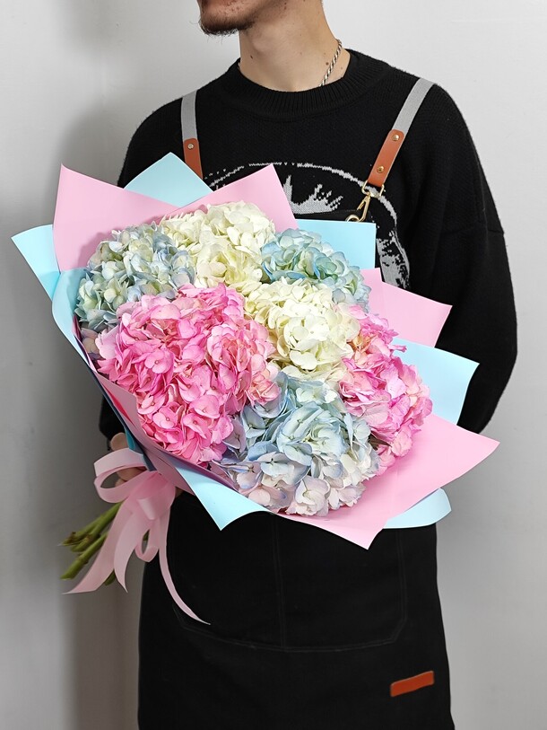 Букет из 7 гортензий, артикул F1336801 - 7900 рублей, доставка по городу. Flawery - доставка цветов