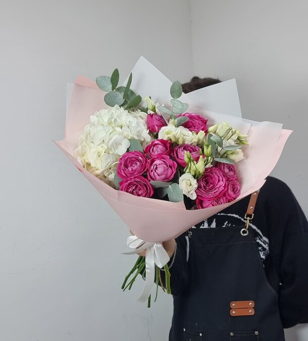 Букет сборный из гортензии, эустомы и роз-пион, артикул F1336808 - 5900 рублей, доставка по городу. Flawery - доставка цветов
