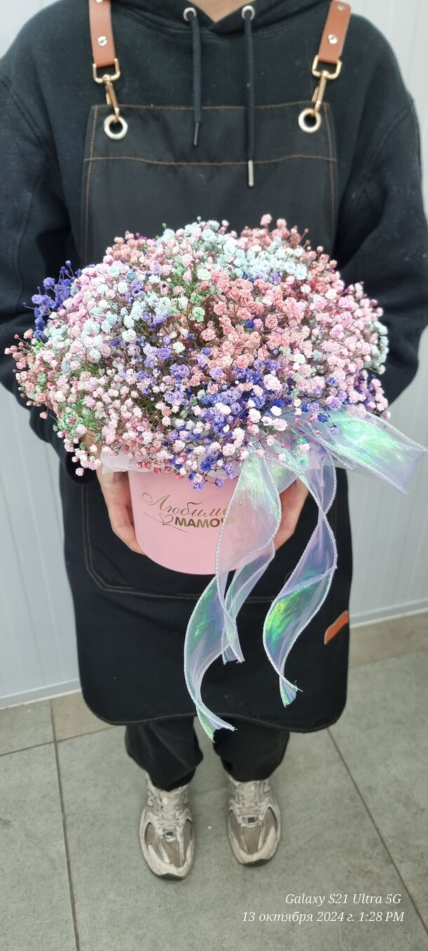 Коробка s " мама" с радужной гипсофилой, артикул F1340717 - 3600 рублей, доставка по городу. Flawery - доставка цветов