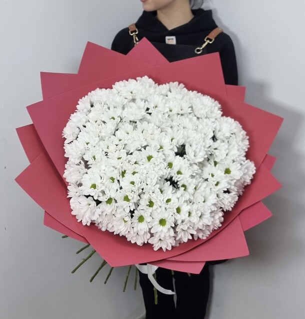 Букет ,,мама” из 25 ромашковых хризантем, артикул F1342205 - 16000 рублей, доставка по городу. Flawery - доставка цветов