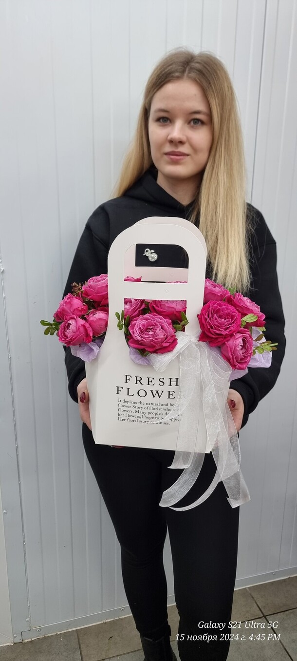 Сумка с кустовыми пионовидными розами " для мамы", артикул F1343641 - 4500 рублей, доставка по городу. Flawery - доставка цветов