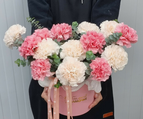 Коробка м "мама"  с сортовыми диантусами и эвкалиптом, артикул F1343686 - 6500 рублей, доставка по городу. Flawery - доставка цветов