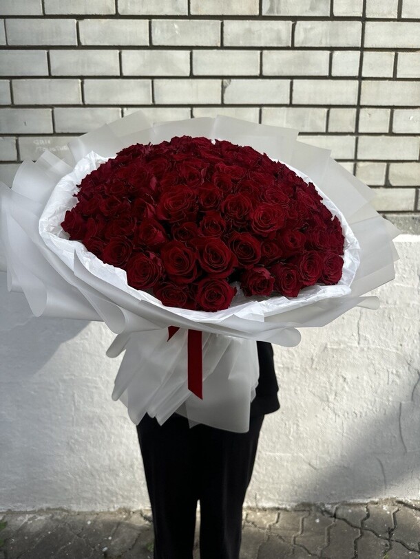 Букет «для мамы» из 101 красной розы, артикул F1345113 - 25000 рублей, доставка по городу. Flawery - доставка цветов