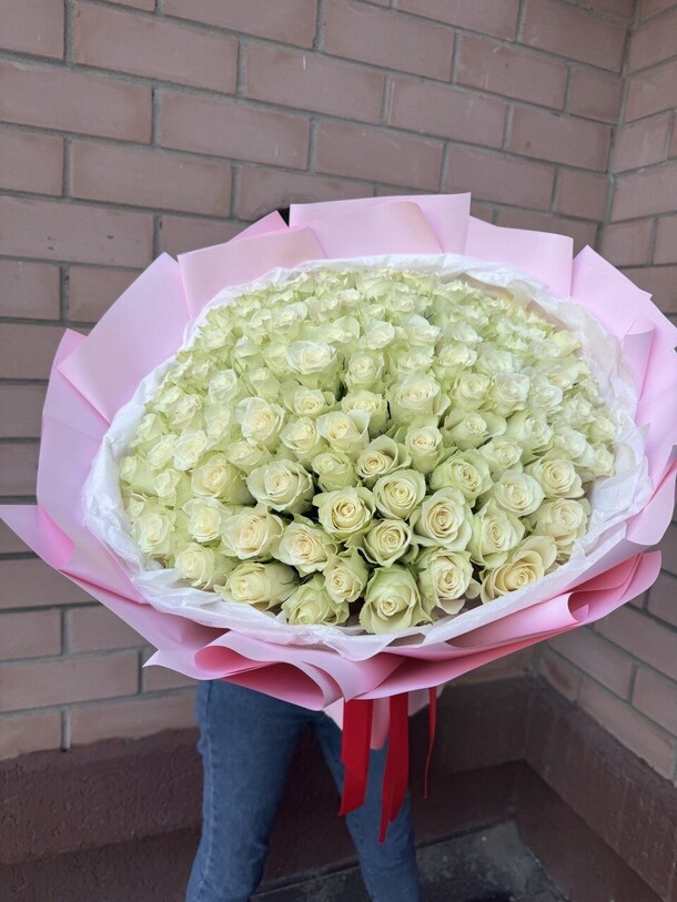Букет «для мамы» из 101 белой розы, артикул F1345121 - 25000 рублей, доставка по городу. Flawery - доставка цветов