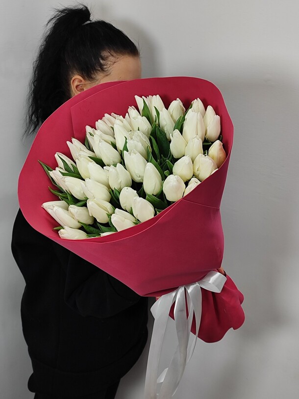51 белый тюльпан, артикул F1371359 - 14172 рублей, доставка по городу. Flawery - доставка цветов