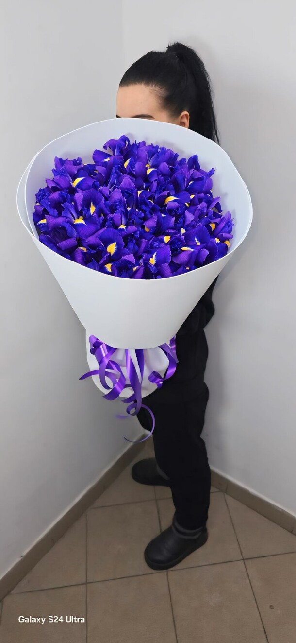 35 ирисов, артикул F1371360 - 10050 рублей, доставка по городу. Flawery - доставка цветов