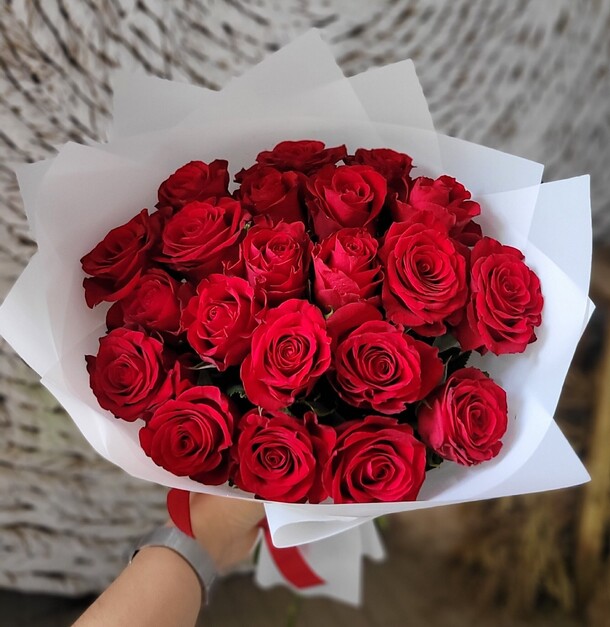 21 красная роза, артикул F1269232 - 7450 рублей, доставка по городу. Flawery - доставка цветов