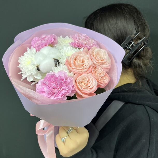 Букет с хризантемой, диантусами, кустовой розой, артикул F1355733 - 1984 рублей, доставка по городу. Flawery - доставка цветов