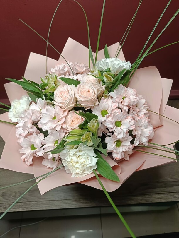 Нежный букет с диантусами и хризантемой, артикул F1246671 - 4490 рублей, доставка по городу. Flawery - доставка цветов