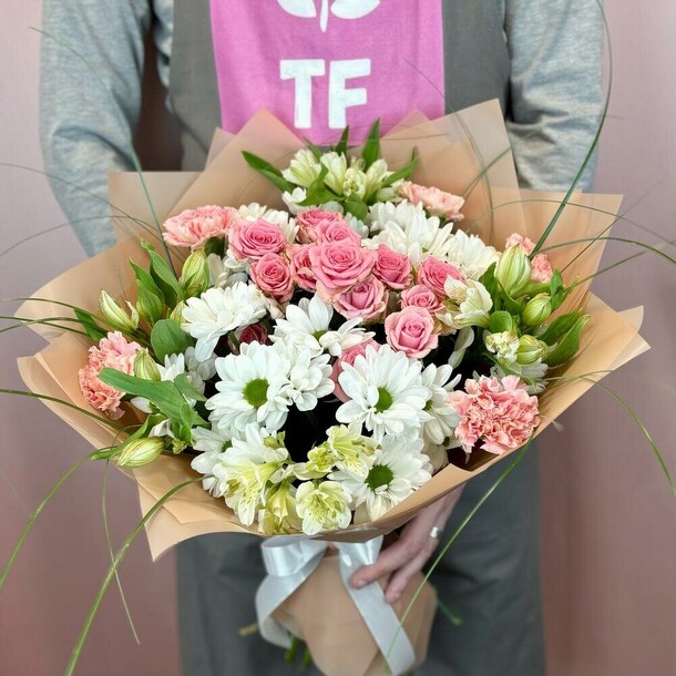 Букет из  белой хризантемы, розовых диантусов с кустовой розой и альстромериями, артикул F1354354 - 5490 рублей, доставка по городу. Flawery - доставка цветов