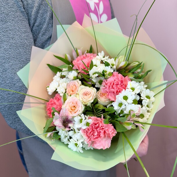 Букет скустовой розой,  ромашковой хризантемой сантини, диантусами, альстромерией, артикул F1377310 - 4525 рублей, доставка по городу. Flawery - доставка цветов