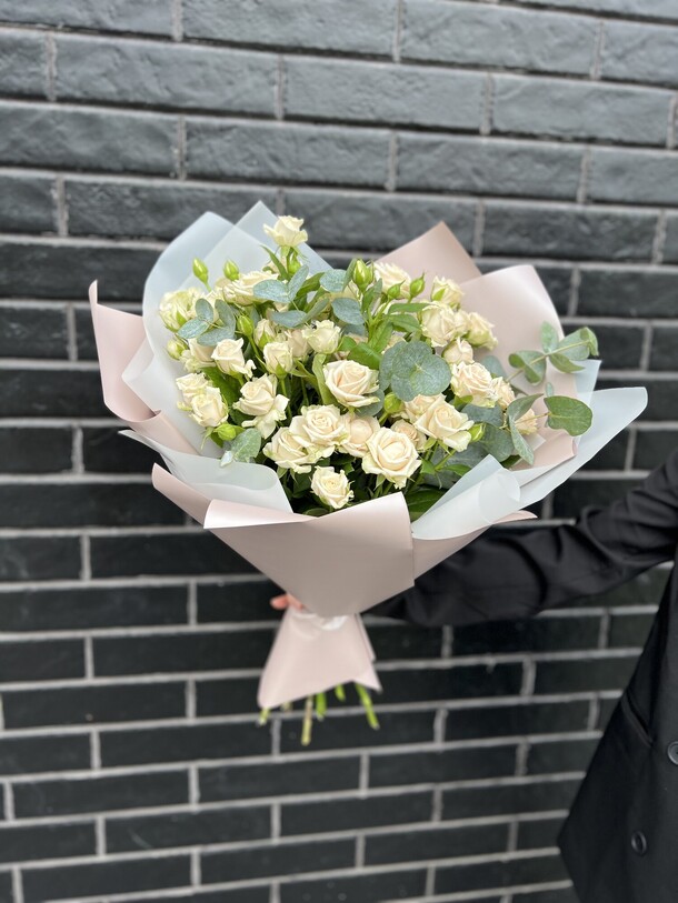 Букет с кустовыми розами, артикул F1215474 - 5050 рублей, доставка по городу. Flawery - доставка цветов