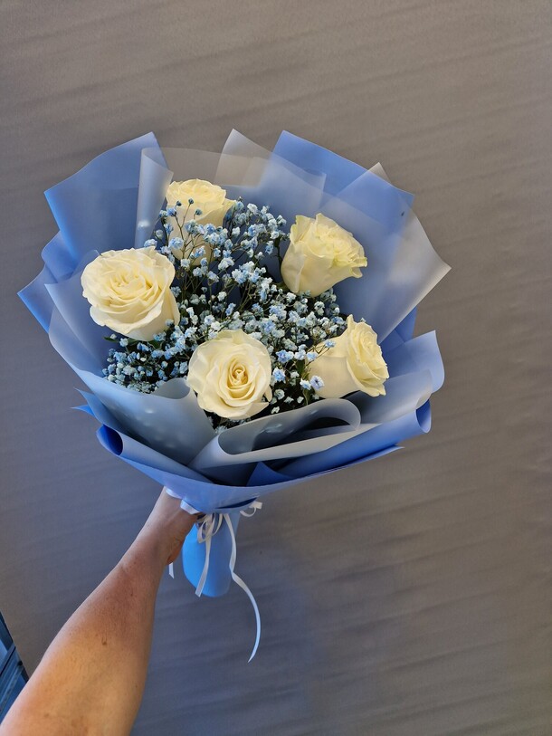 Букет из 5 роз и гипсофилы, артикул F1215757 - 2500 рублей, доставка по городу. Flawery - доставка цветов