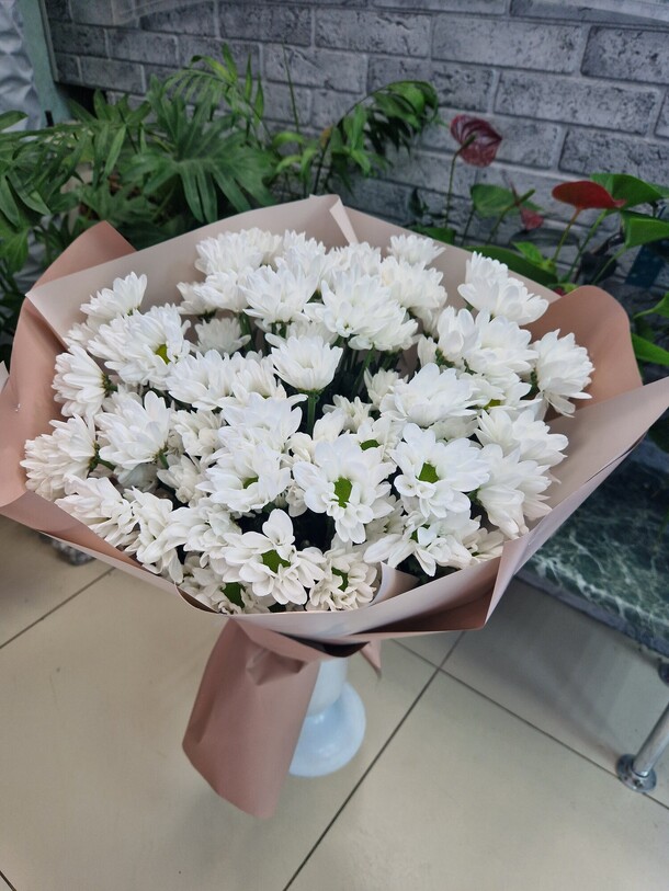 Букет из 11 кустовых хризантем "ромашка", артикул F1215767 - 5173 рублей, доставка по городу. Flawery - доставка цветов