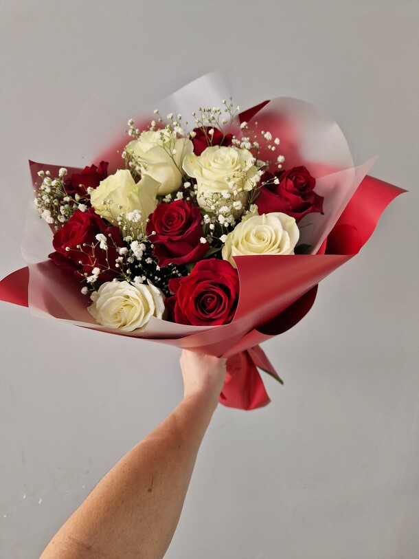 Розы 11 с гипсофилой, артикул F1215779 - 4718 рублей, доставка по городу. Flawery - доставка цветов