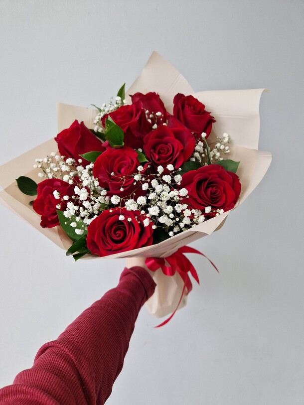 Букет из роз с зеленью, артикул F1215783 - 4445 рублей, доставка по городу. Flawery - доставка цветов