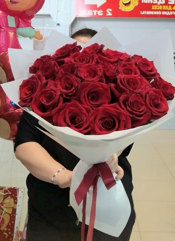 25 бордовых роз, артикул F1215944 - 9500 рублей, доставка по городу. Flawery - доставка цветов