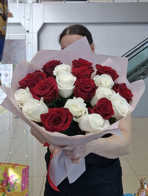 Букет из 19 роз, артикул F1215946 - 7365 рублей, доставка по городу. Flawery - доставка цветов