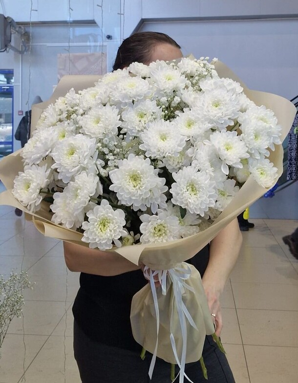 Букет из 9 веток хризантем и гипсофилы, артикул F1215955 - 4864 рублей, доставка по городу. Flawery - доставка цветов