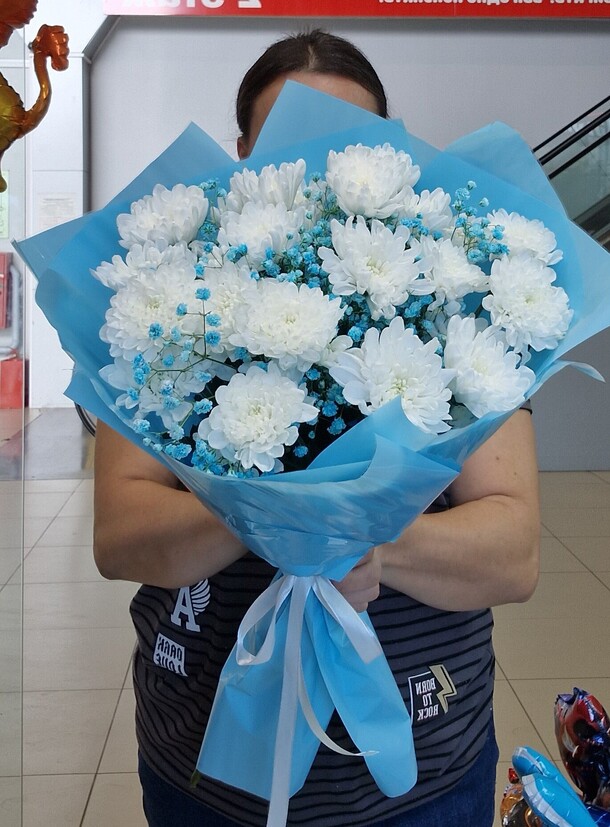 Букет из хризантем 5 и гипсофилы, артикул F1215989 - 2864 рублей, доставка по городу. Flawery - доставка цветов