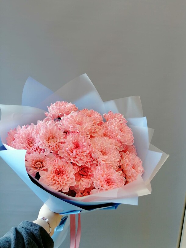 Букет из хризантем "зефирка", артикул F1215991 - 2536 рублей, доставка по городу. Flawery - доставка цветов