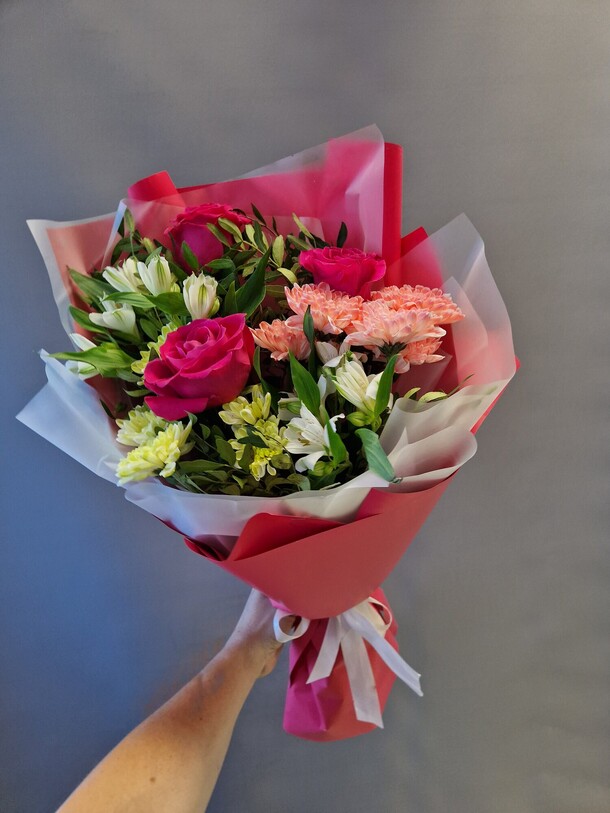 Букет из роз, альстромерий и хризантем, артикул F1215992 - 3227 рублей, доставка по городу. Flawery - доставка цветов