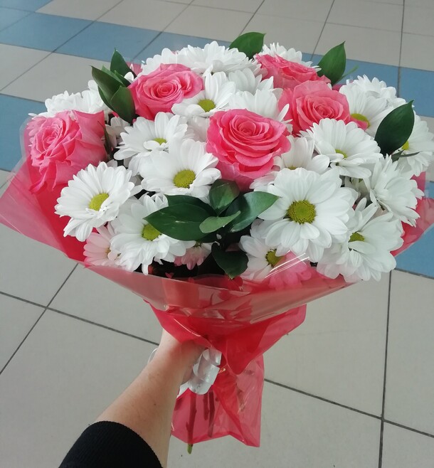 Букет из роз и хризантем, артикул F1216410 - 6045 рублей, доставка по городу. Flawery - доставка цветов