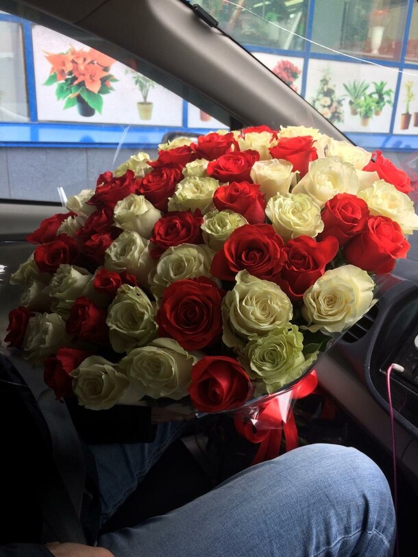 Роза эквадор 55, артикул F1216415 - 20864 рублей, доставка по городу. Flawery - доставка цветов