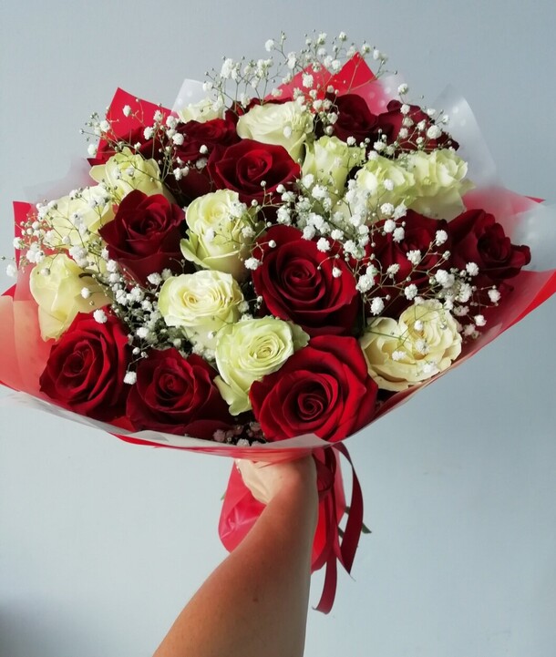 25 роз с гипсофилой, артикул F1216914 - 10864 рублей, доставка по городу. Flawery - доставка цветов