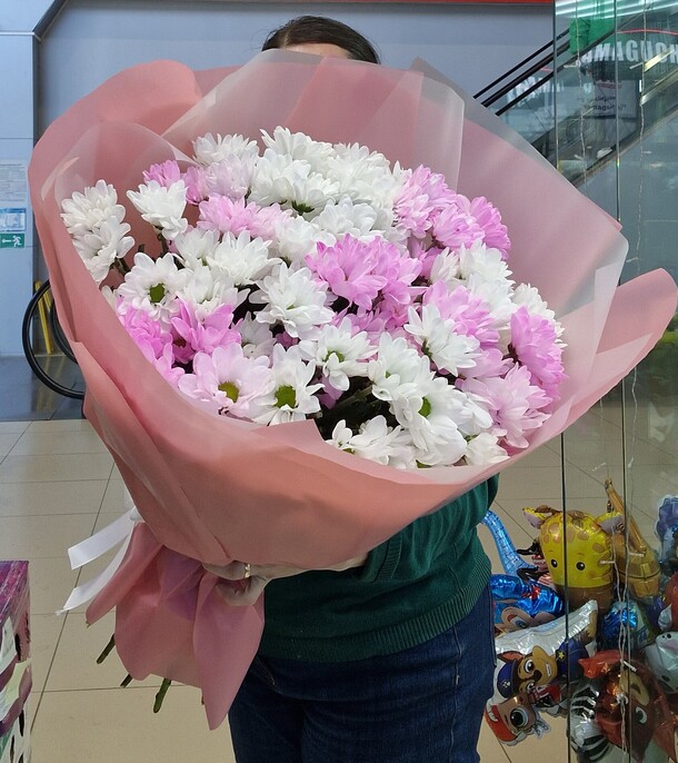 Букет из хризантем ромашки 13шт, артикул F1223276 - 6082 рублей, доставка по городу. Flawery - доставка цветов