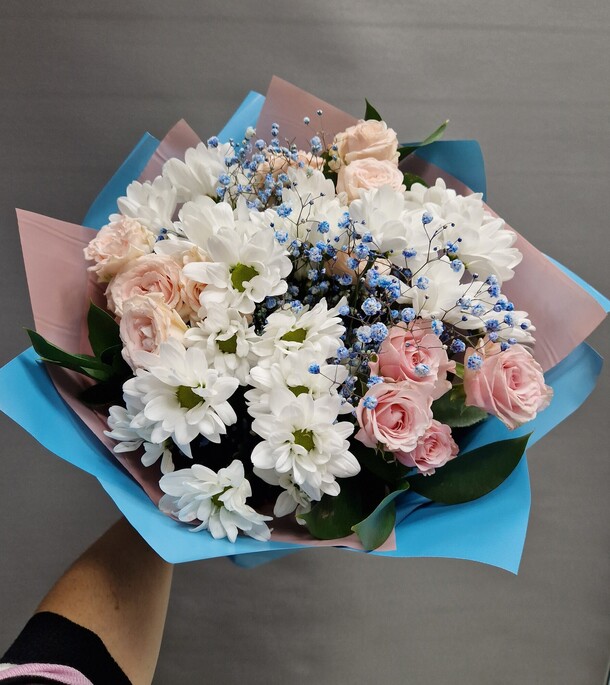 Букет из кустовых роз и хризантем, артикул F1227235 - 3900 рублей, доставка по городу. Flawery - доставка цветов