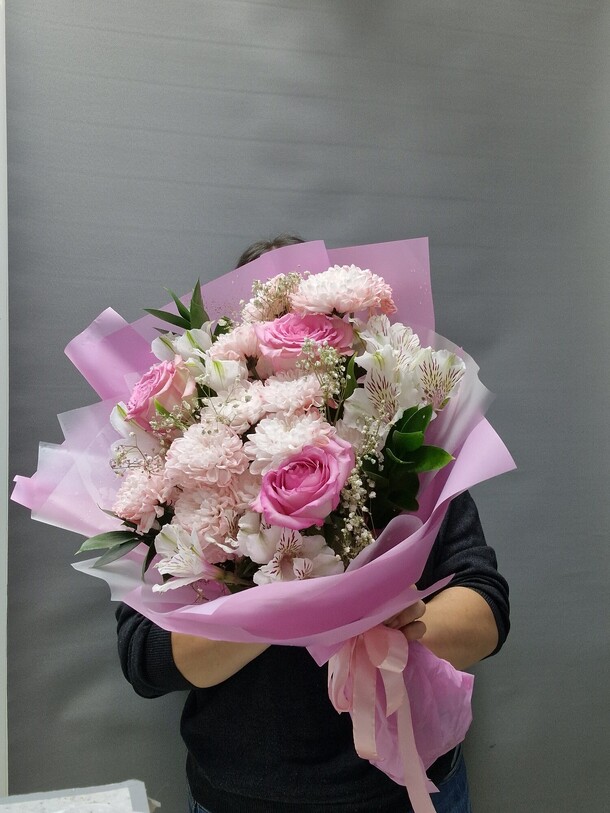 Букет из роз, альтромерий и хризантем, артикул F1229136 - 4536 рублей, доставка по городу. Flawery - доставка цветов