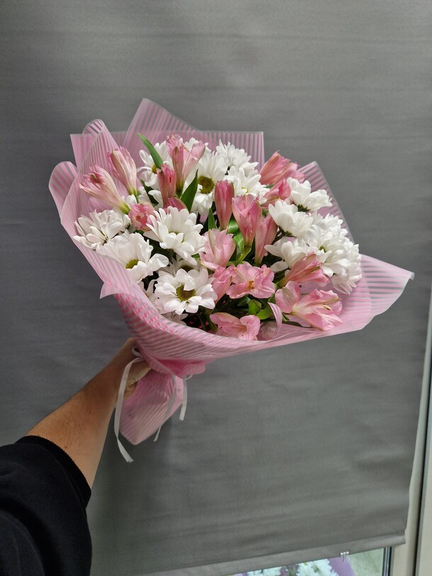 Букет из хризантем и альстромерий, артикул F1267045 - 2864 рублей, доставка по городу. Flawery - доставка цветов