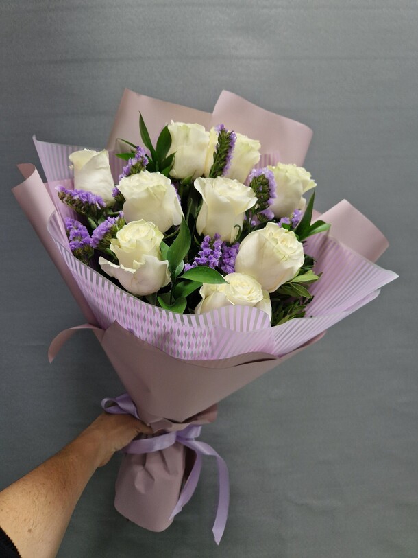 Букет из 9 роз и статицы, артикул F1267049 - 4355 рублей, доставка по городу. Flawery - доставка цветов