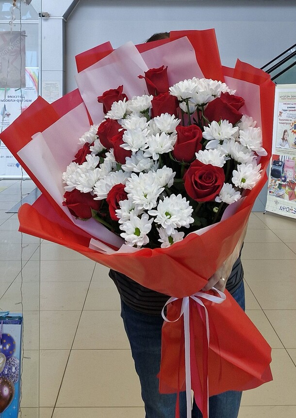 Букет гигант из роз и хризантем, артикул F1307473 - 8864 рублей, доставка по городу. Flawery - доставка цветов