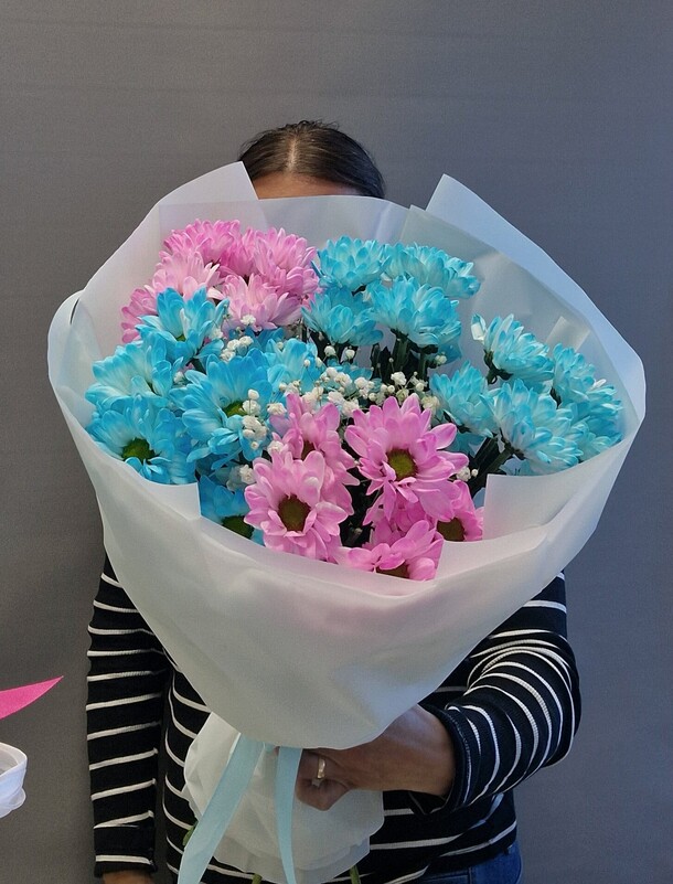 Букет из 5хризантем и гипсофилы, артикул F1308797 - 2718 рублей, доставка по городу. Flawery - доставка цветов