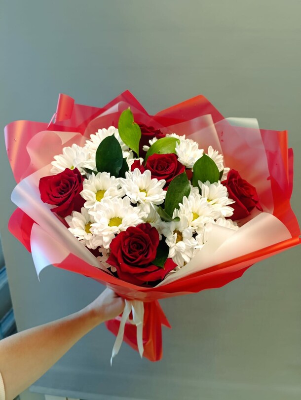 Букет из роз и хризантем, артикул F1312176 - 4264 рублей, доставка по городу. Flawery - доставка цветов