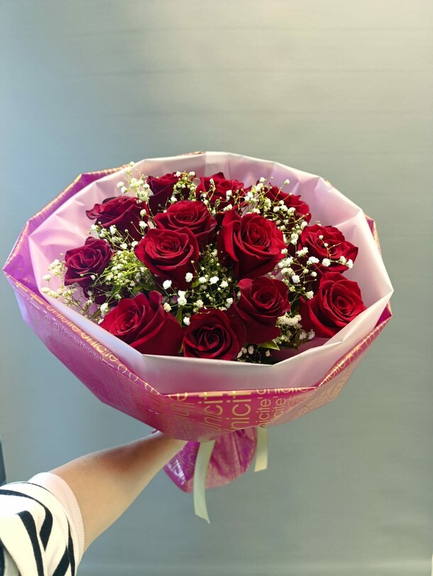 Букеттиз роз и гипсофилы, артикул F1312177 - 6591 рублей, доставка по городу. Flawery - доставка цветов