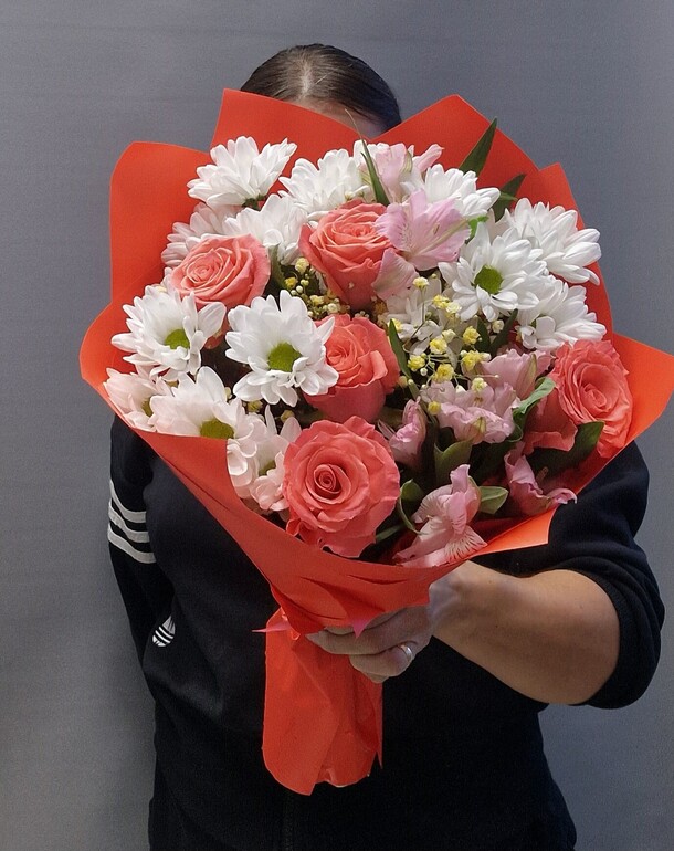 Букет из роз , хризантем и альстромерий, артикул F1316510 - 4045 рублей, доставка по городу. Flawery - доставка цветов