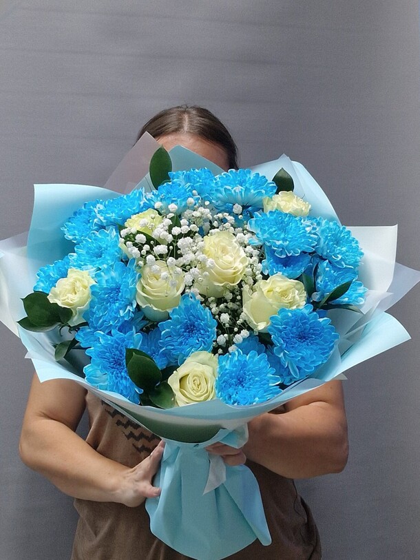 Букет из роз и хризантем, артикул F1316512 - 5682 рублей, доставка по городу. Flawery - доставка цветов