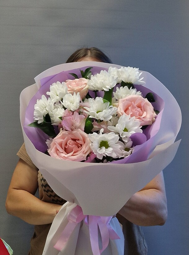 Букет из роз, альстромерии и хризантем, артикул F1316513 - 3318 рублей, доставка по городу. Flawery - доставка цветов