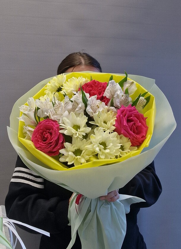 Букет из роз, хризантем и альстромерий, артикул F1316516 - 3264 рублей, доставка по городу. Flawery - доставка цветов