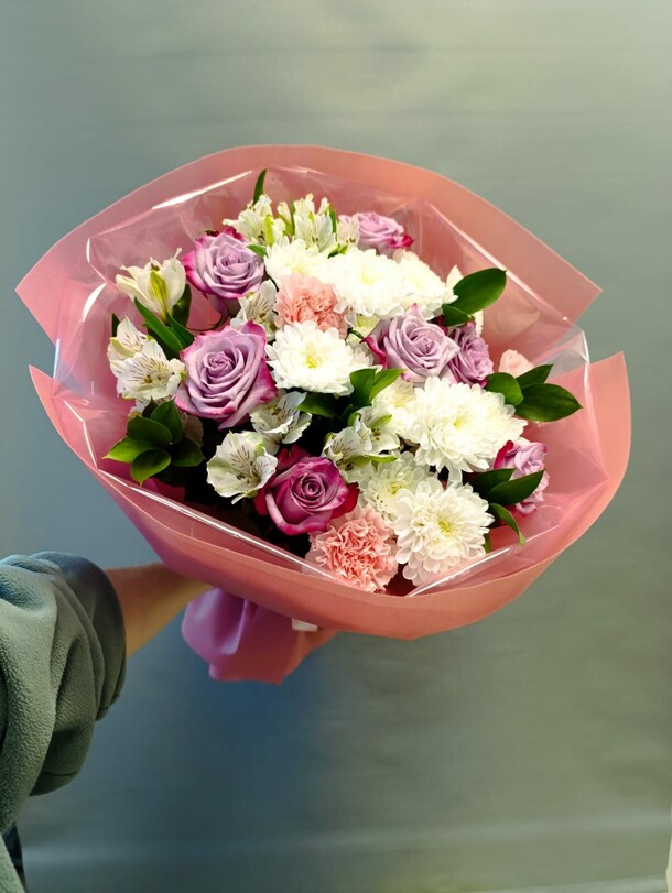 Букет из роз, альстромерий, хризантем и диантусов, артикул F1325490 - 5773 рублей, доставка по городу. Flawery - доставка цветов