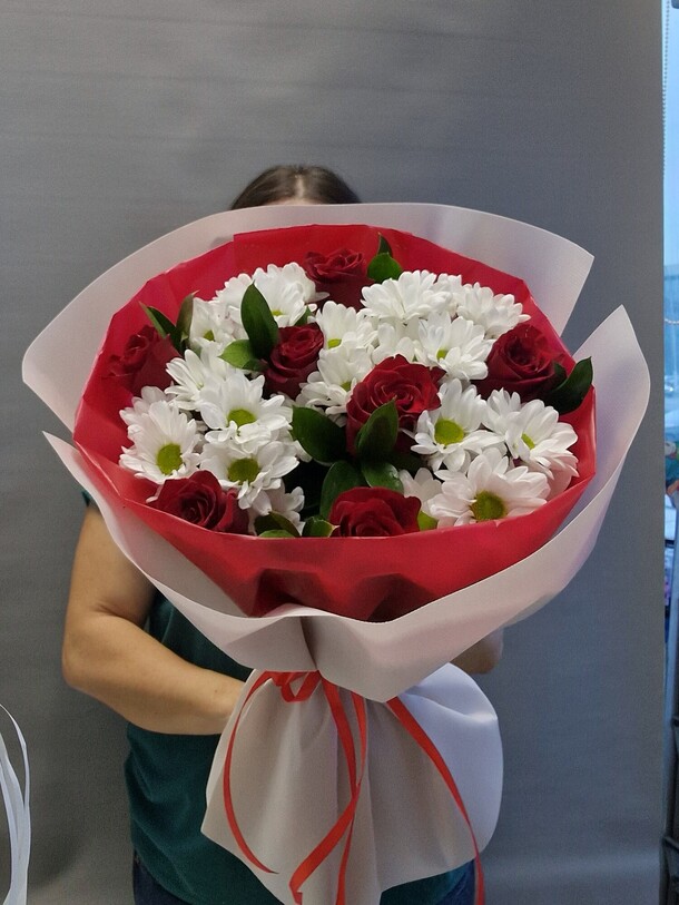 Букет из роз и хризантем, артикул F1332765 - 5591 рублей, доставка по городу. Flawery - доставка цветов