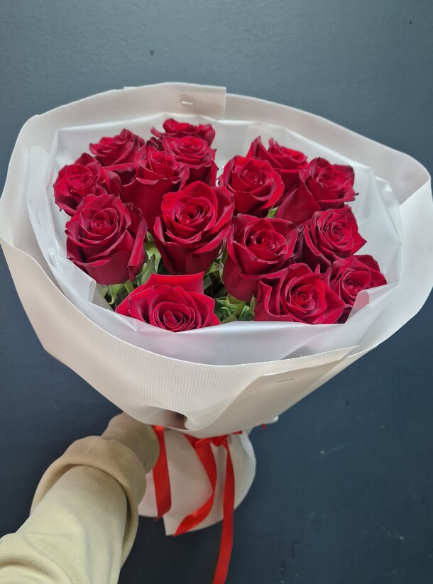 Букет из 15 роз, артикул F1336864 - 5900 рублей, доставка по городу. Flawery - доставка цветов