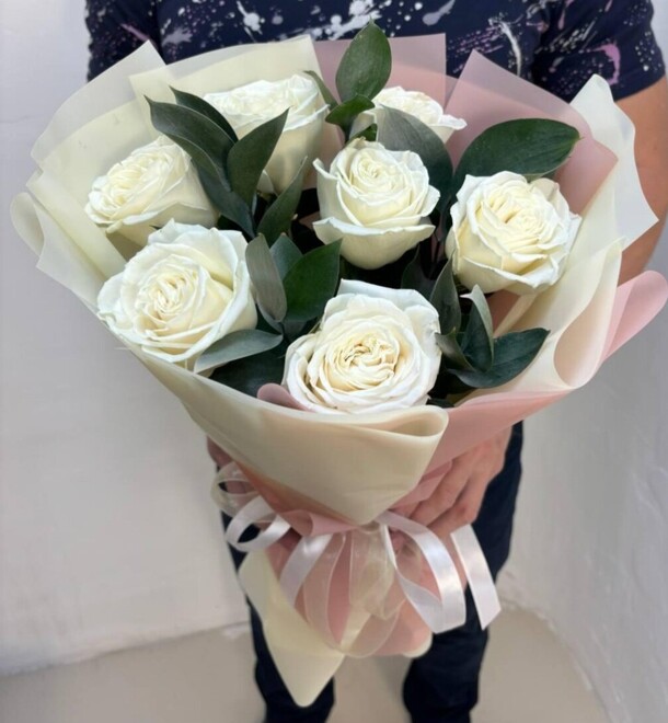 Букет из роз 7 и рускус, артикул F1373155 - 3355 рублей, доставка по городу. Flawery - доставка цветов