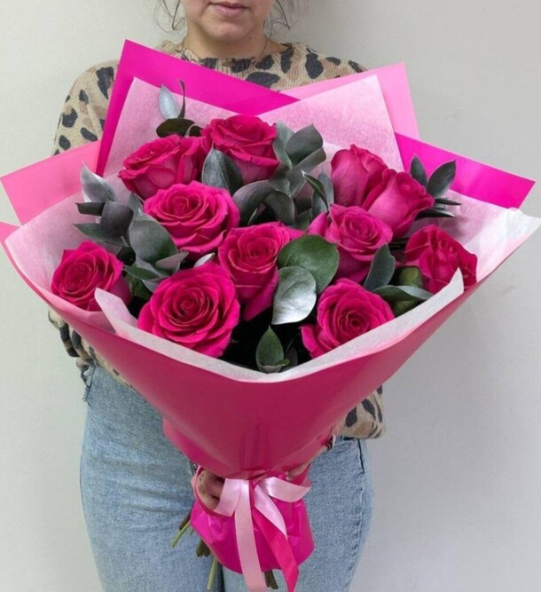 Букет из 11роз и рускуса, артикул F1374493 - 5082 рублей, доставка по городу. Flawery - доставка цветов